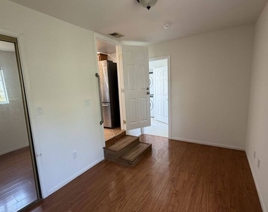 1104 N Frederic Street - Photo Thumbnail 28