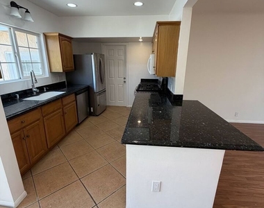 1104 N Frederic Street - Photo Thumbnail 7