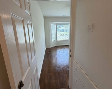 1104 N Frederic Street - Photo Thumbnail 20
