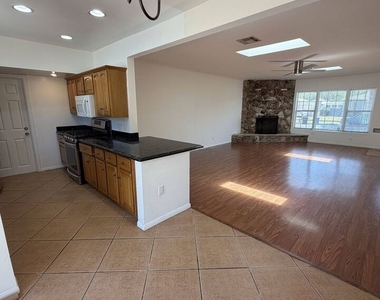 1104 N Frederic Street - Photo Thumbnail 8