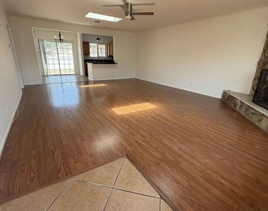 1104 N Frederic Street - Photo Thumbnail 3