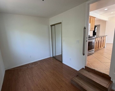 1104 N Frederic Street - Photo Thumbnail 27