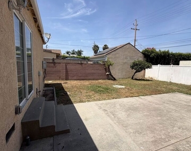 1104 N Frederic Street - Photo Thumbnail 34