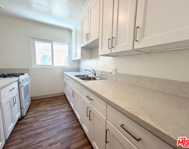 1146 N Formosa Avenue - Photo Thumbnail 3