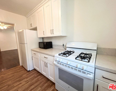 1146 N Formosa Avenue - Photo Thumbnail 4