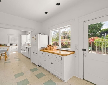 801 N Rodeo Drive - Photo Thumbnail 16