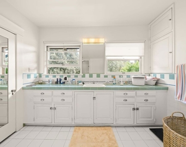 801 N Rodeo Drive - Photo Thumbnail 22