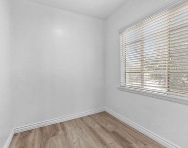 729 Crenshaw Boulevard - Photo Thumbnail 3