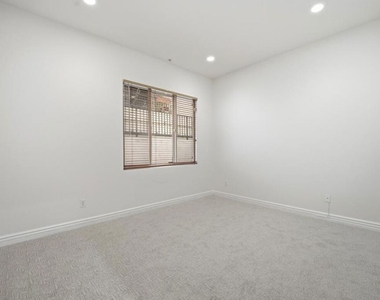 10913 Whipple Street - Photo Thumbnail 14