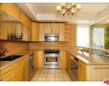 318 N Maple Drive - Photo Thumbnail 9