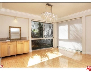 318 N Maple Drive - Photo Thumbnail 1