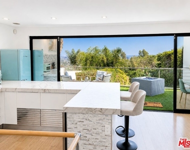 8380 Hollywood - Photo Thumbnail 16