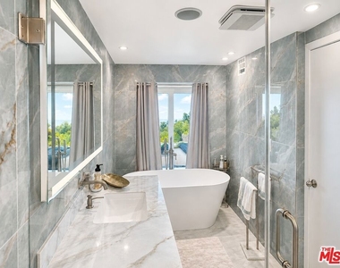 8380 Hollywood - Photo Thumbnail 36