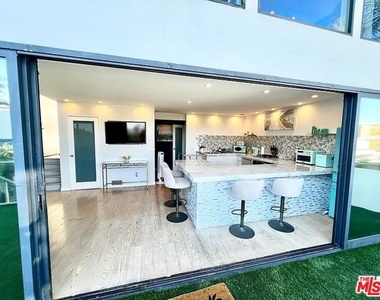 8380 Hollywood - Photo Thumbnail 15