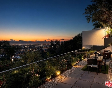 8380 Hollywood - Photo Thumbnail 21