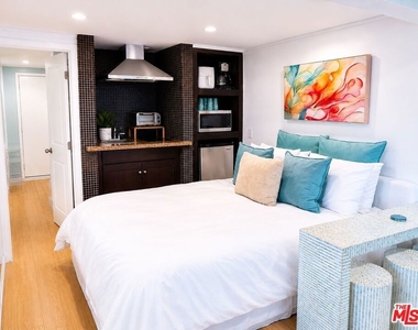 8380 Hollywood - Photo Thumbnail 41