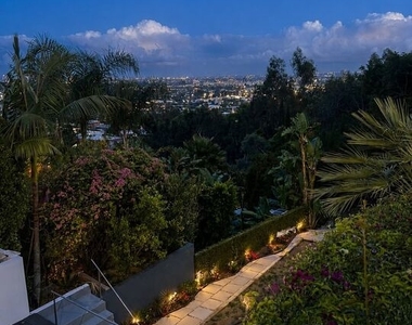 8380 Hollywood - Photo Thumbnail 4