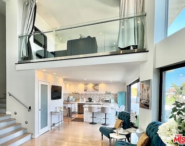 8380 Hollywood - Photo Thumbnail 18