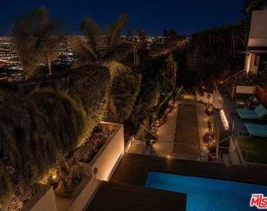 8380 Hollywood - Photo Thumbnail 28