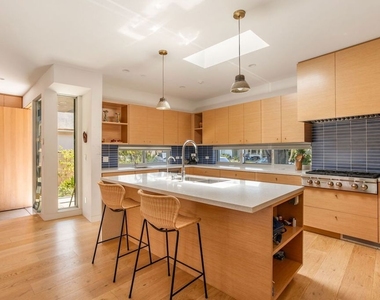 1407 Oak Street - Photo Thumbnail 10