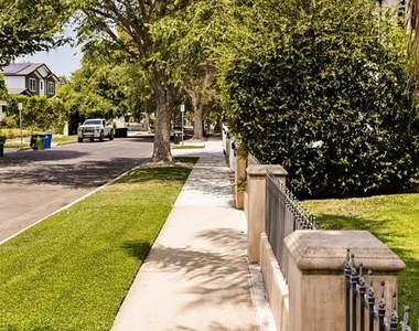 4822 Valjean Avenue - Photo Thumbnail 34