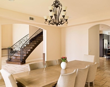 4822 Valjean Avenue - Photo Thumbnail 4