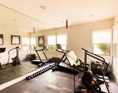 4822 Valjean Avenue - Photo Thumbnail 26