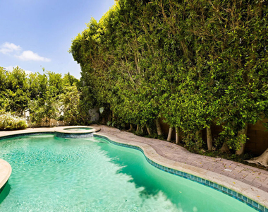 4822 Valjean Avenue - Photo Thumbnail 29