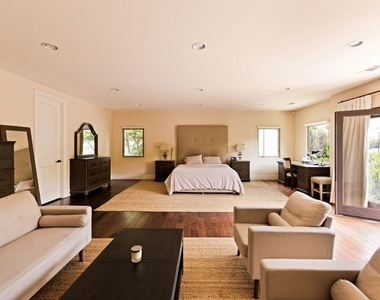 4822 Valjean Avenue - Photo Thumbnail 12