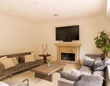 4822 Valjean Avenue - Photo Thumbnail 8