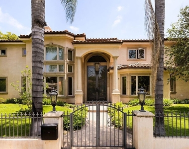 4822 Valjean Avenue - Photo Thumbnail 1