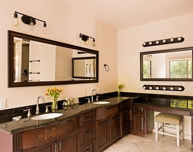 4822 Valjean Avenue - Photo Thumbnail 14