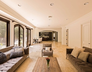 4822 Valjean Avenue - Photo Thumbnail 9