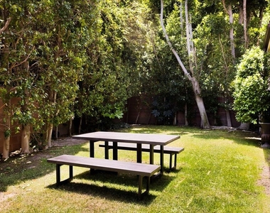 4822 Valjean Avenue - Photo Thumbnail 31