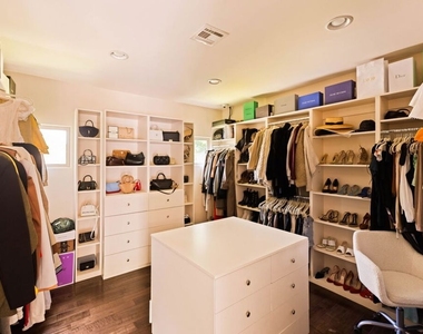 4822 Valjean Avenue - Photo Thumbnail 16