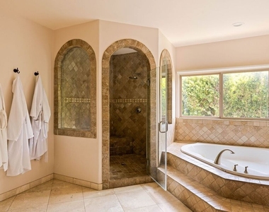 4822 Valjean Avenue - Photo Thumbnail 15