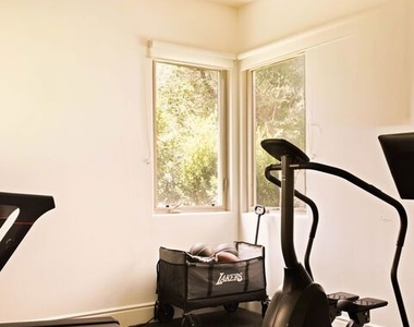 4822 Valjean Avenue - Photo Thumbnail 27