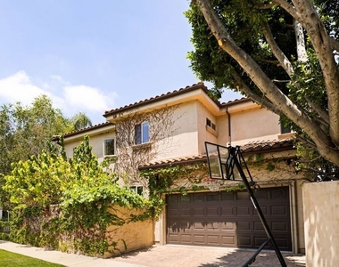 4822 Valjean Avenue - Photo Thumbnail 32