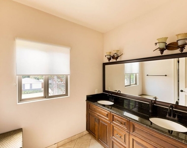 4822 Valjean Avenue - Photo Thumbnail 20