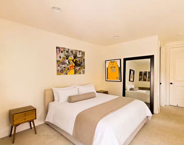 4822 Valjean Avenue - Photo Thumbnail 25