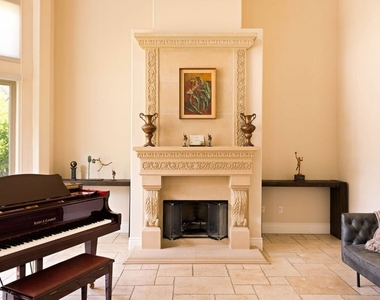 4822 Valjean Avenue - Photo Thumbnail 3