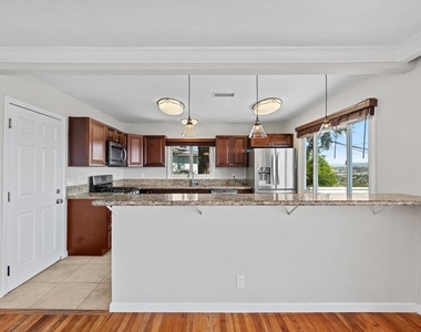 4258 Summit Dr - Photo Thumbnail 16