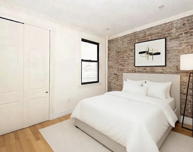 340 East 61st Street - Photo Thumbnail 2