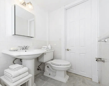 340 East 61st Street - Photo Thumbnail 3