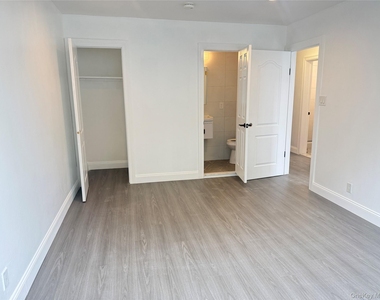 8422 Little Neck Parkway - Photo Thumbnail 2