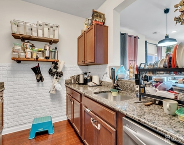731 Strassle Way - Photo Thumbnail 7