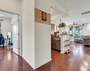 731 Strassle Way - Photo Thumbnail 4