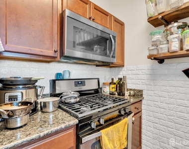 731 Strassle Way - Photo Thumbnail 8