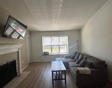 7804 Harrowgate Circle - Photo Thumbnail 6