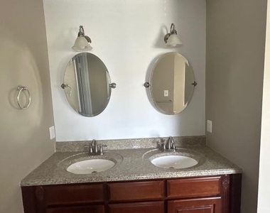 7804 Harrowgate Circle - Photo Thumbnail 18